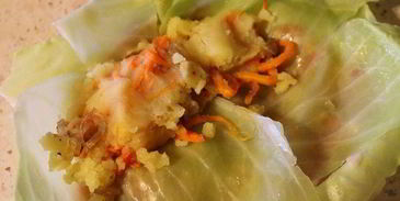 рулетики из капусты, запеченные в аджике