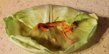 рулетики из капусты, запеченные в аджике