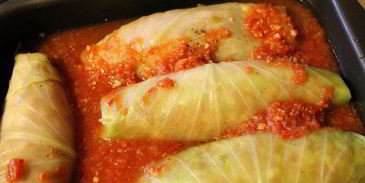 рулетики из капусты, запеченные в аджике