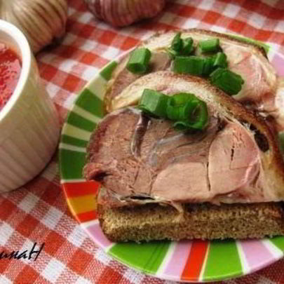 Свиная рулька с домашней аджикой