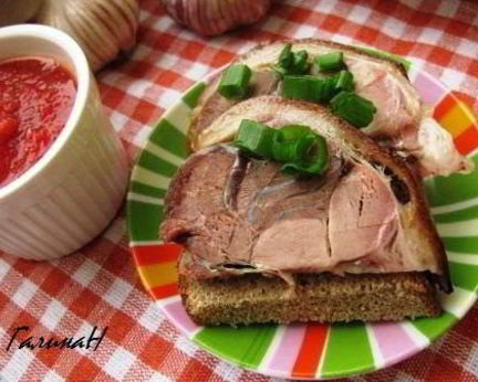 Свиная рулька с домашней аджикой