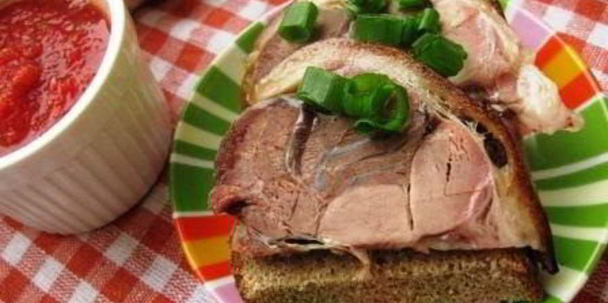 Рецепт свиной рульки с домашней аджикой