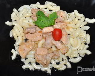 Свинина, тушенная с аджикой