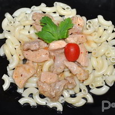 Свинина, тушенная с аджикой