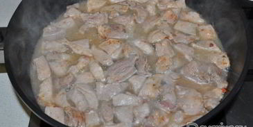 свинина, тушенная с аджикой