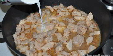 свинина, тушенная с аджикой