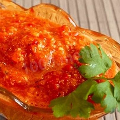 Зеленые помидоры в аджике