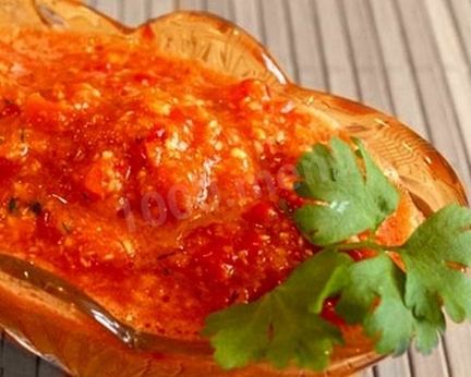 Зеленые помидоры в аджике