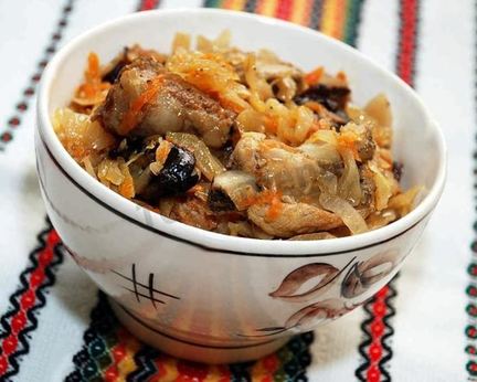 Бигус с черносливом и квашеной капустой