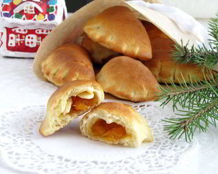 Булочки с абрикосовым джемом и миндальными лепестками