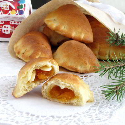 Булочки с абрикосовым джемом и миндальными лепестками