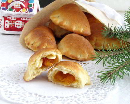 Булочки с абрикосовым джемом и миндальными лепестками