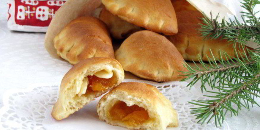 Рецепт булочек с абрикосовым джемом и миндальными лепестками