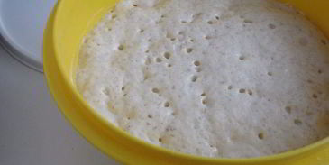 булочки с абрикосовым джемом и миндальными лепестками