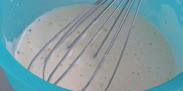 булочки с абрикосовым джемом и миндальными лепестками