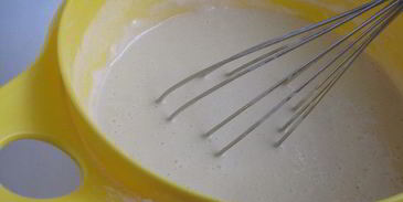 булочки с абрикосовым джемом и миндальными лепестками