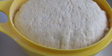 булочки с абрикосовым джемом и миндальными лепестками