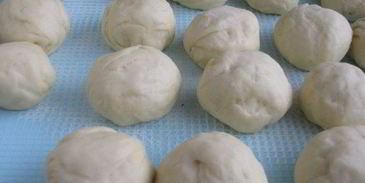 булочки с абрикосовым джемом и миндальными лепестками