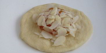 булочки с абрикосовым джемом и миндальными лепестками