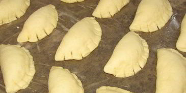 булочки с абрикосовым джемом и миндальными лепестками