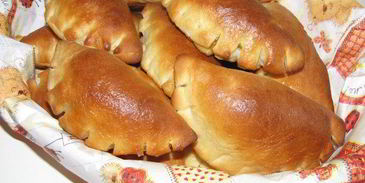 булочки с абрикосовым джемом и миндальными лепестками