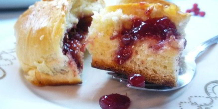 Рецепт булочек с брусничным джемом данубио