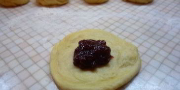 булочки с брусничным джемом данубио