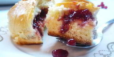 булочки с брусничным джемом данубио