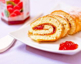 Швейцарский рулет с малиновым джемом