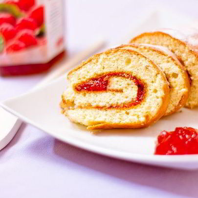 Швейцарский рулет с малиновым джемом