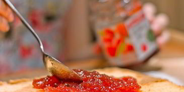 швейцарский рулет с малиновым джемом