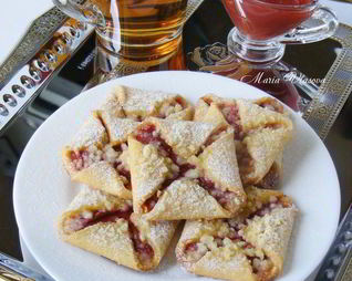 Творожные конвертики с клубничным джемом и крошкой