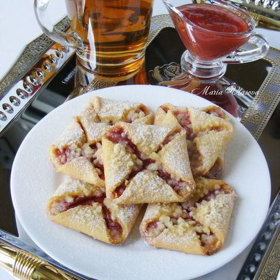 Творожные конвертики с клубничным джемом и крошкой