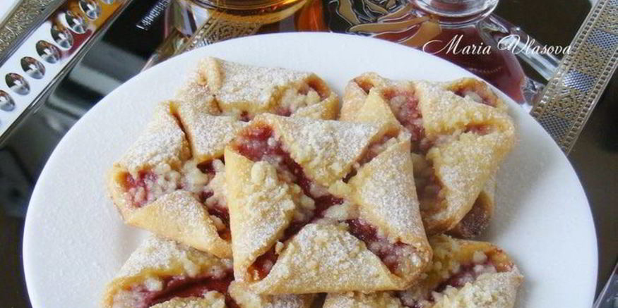 Рецепт творожных конвертиков с клубничным джемом и крошкой