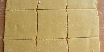 творожные конвертики с клубничным джемом и крошкой