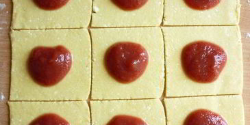 творожные конвертики с клубничным джемом и крошкой