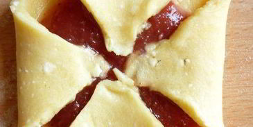 творожные конвертики с клубничным джемом и крошкой