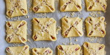 творожные конвертики с клубничным джемом и крошкой