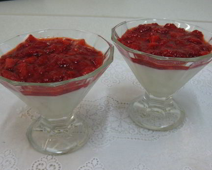 Ванильный пудинг с джемом из клубники