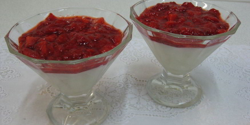 Рецепт ванильного пудинга с джемом из клубники