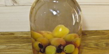 компот из абрикосов и черной смородины на зиму