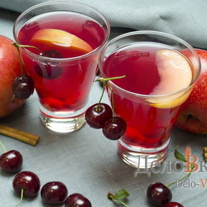 Компот из вишни и яблок с корицей