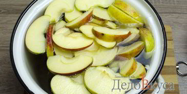 компот из вишни и яблок с корицей