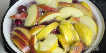 компот из вишни и яблок с корицей