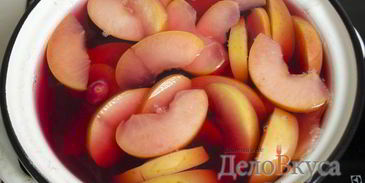 компот из вишни и яблок с корицей