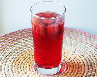 Компот из замороженной клубники и ежевики