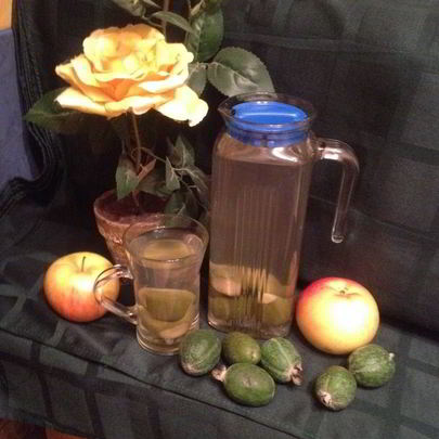 Компот с фейхоа и яблоком