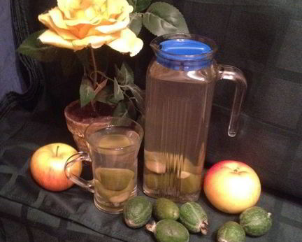 Компот с фейхоа и яблоком