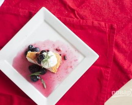 Ванильный торт с ягодным компоте