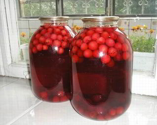 Вишневый компот в банке